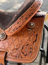 Load image into Gallery viewer, Alamo Saddlery 15 Inch El Pinto star Barrel Saddle